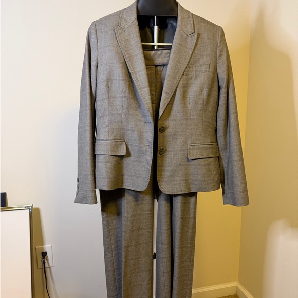 Anne Klein Suit
Spring Gray Suit 10P - Picture 2 of 7